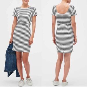 🚨 3 for $25 - BANANA Republic White & Navy Striped Dress
